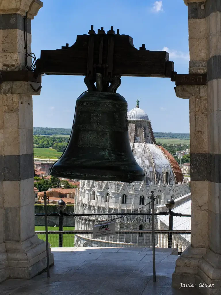 Campana en la Torre de Pisa