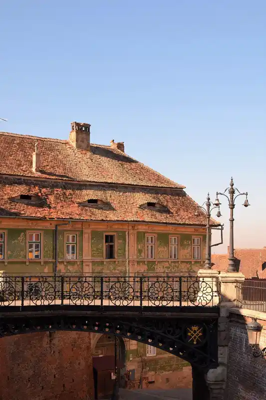 Puente de los Mentirosos en Sibiu y tejado con ojos Puente de los Mentirosos en Sibiu y tejado con ojos