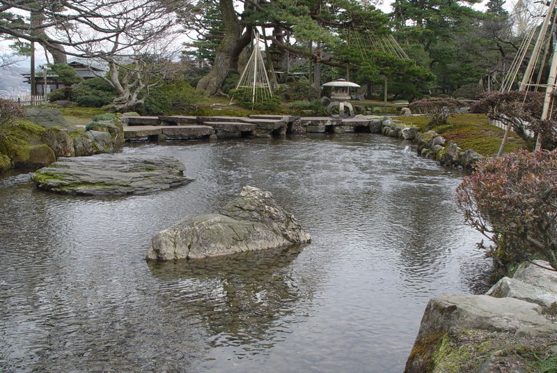 800px-kenrokuen-kanazawa-garden-02-2006-03-05.JPG