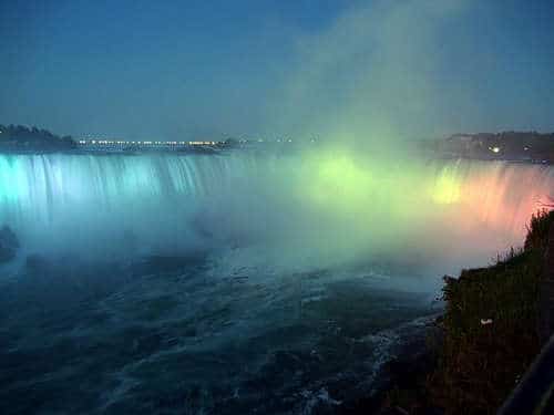 Cataratas del Niágara al anochecer