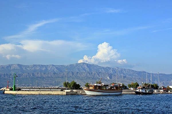 Costa Adriática con los Alpes Dináricos al fondo