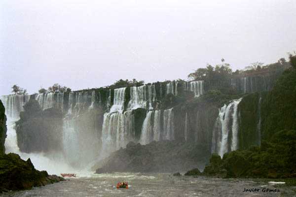 Iguazú en gomones