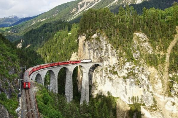 Ferrocarril rético en los Alpes suizos 1 Tren Los Alpes