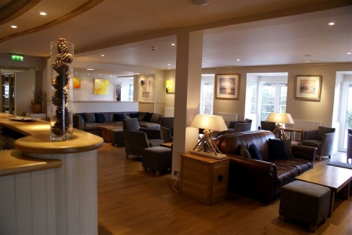 St Brides spa hotel. Bar con cuadros expuestos