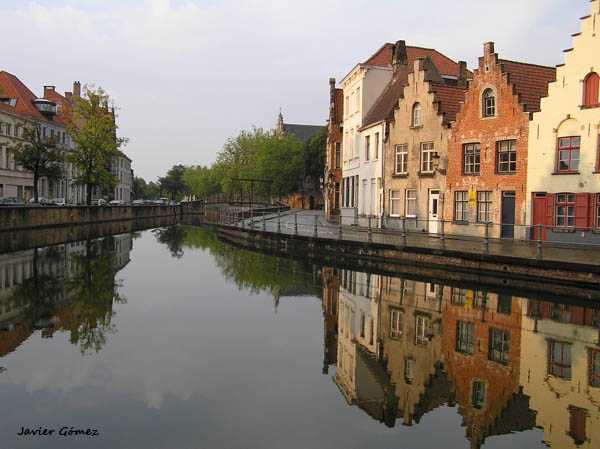 Canal en Brujas, Bélgica canal en brujas reflejos