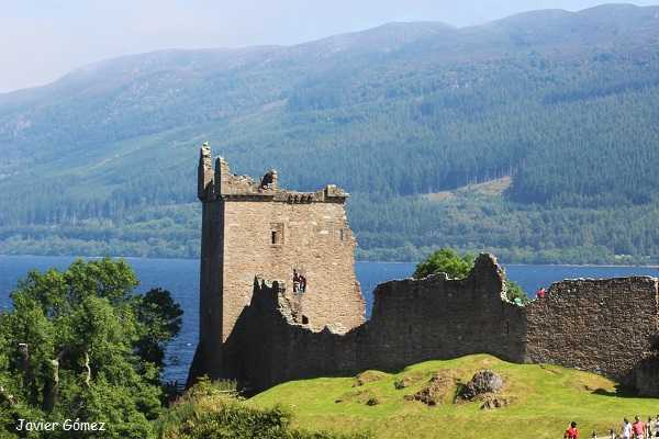 Castillo de Urquhart en frente al lago Ness