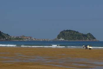 El ratón de Guetaria visto desde la playa de Zarautz