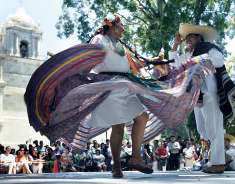 El Zócalo, plaza principal de Oaxaca, México, bailes típicos