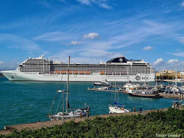 Crucero en el puerto de Siracusa Puerto de Siracusa
