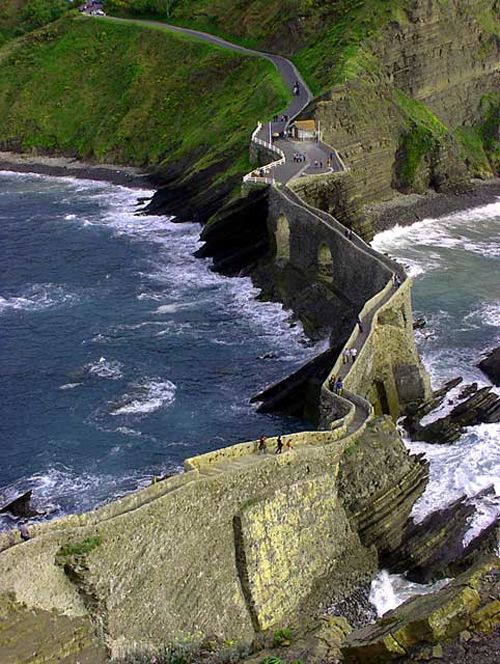 Escalinatas hacia la ermita